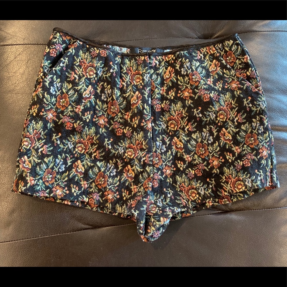 Vintage floral patterned high waisted shorts